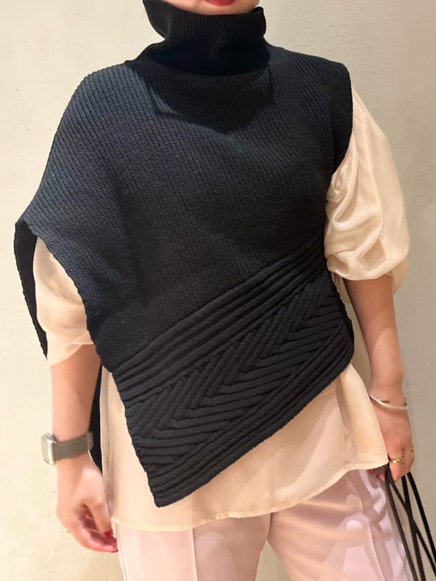 ブラック系のブーツ、ベージュ系のニット/セーター、ブラック系のワンピースを着用したレディースの秋コーディネートの6枚目の写真