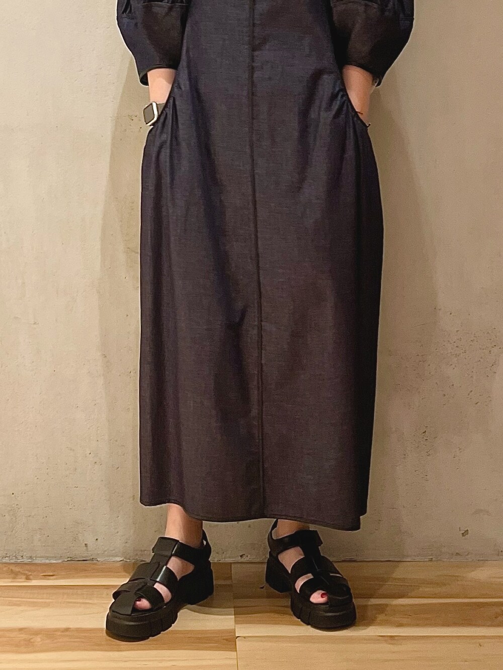 ブルー系のワンピースを着用したレディースの春コーディネートの9枚目の写真