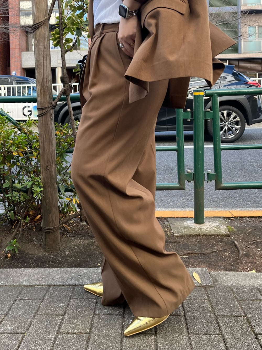 ブラウン系のテーラードジャケット、ブラウン系のその他パンツ、ゴールド系のサンダルを着用したレディースの冬コーディネートの9枚目の写真