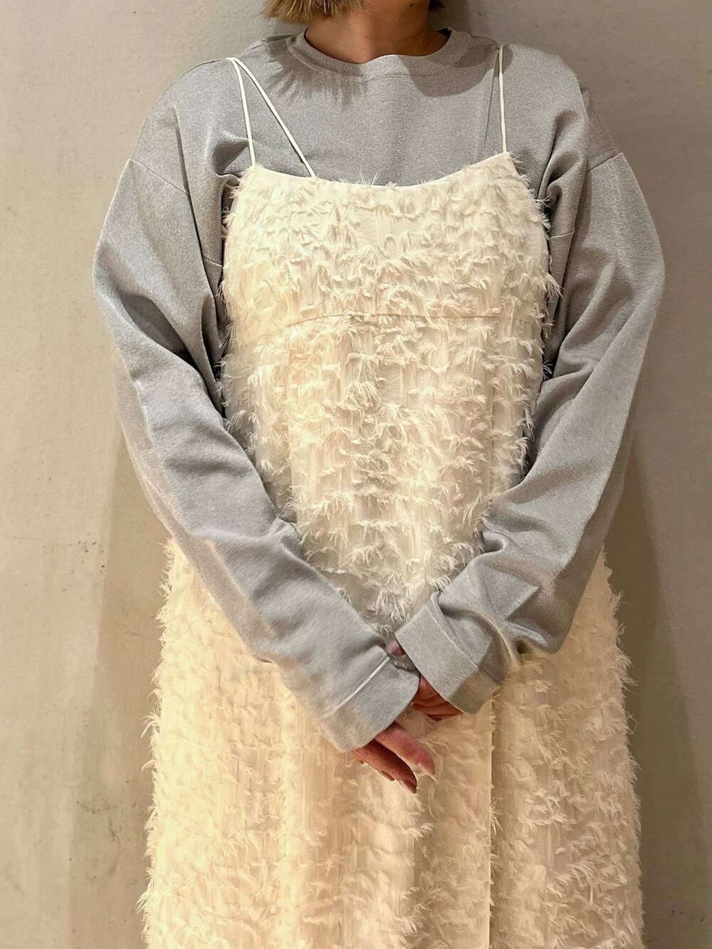 ホワイト系のワンピース、シルバー系のパンプス、シルバー系のニット/セーターを着用したレディースの冬コーディネートの5枚目の写真