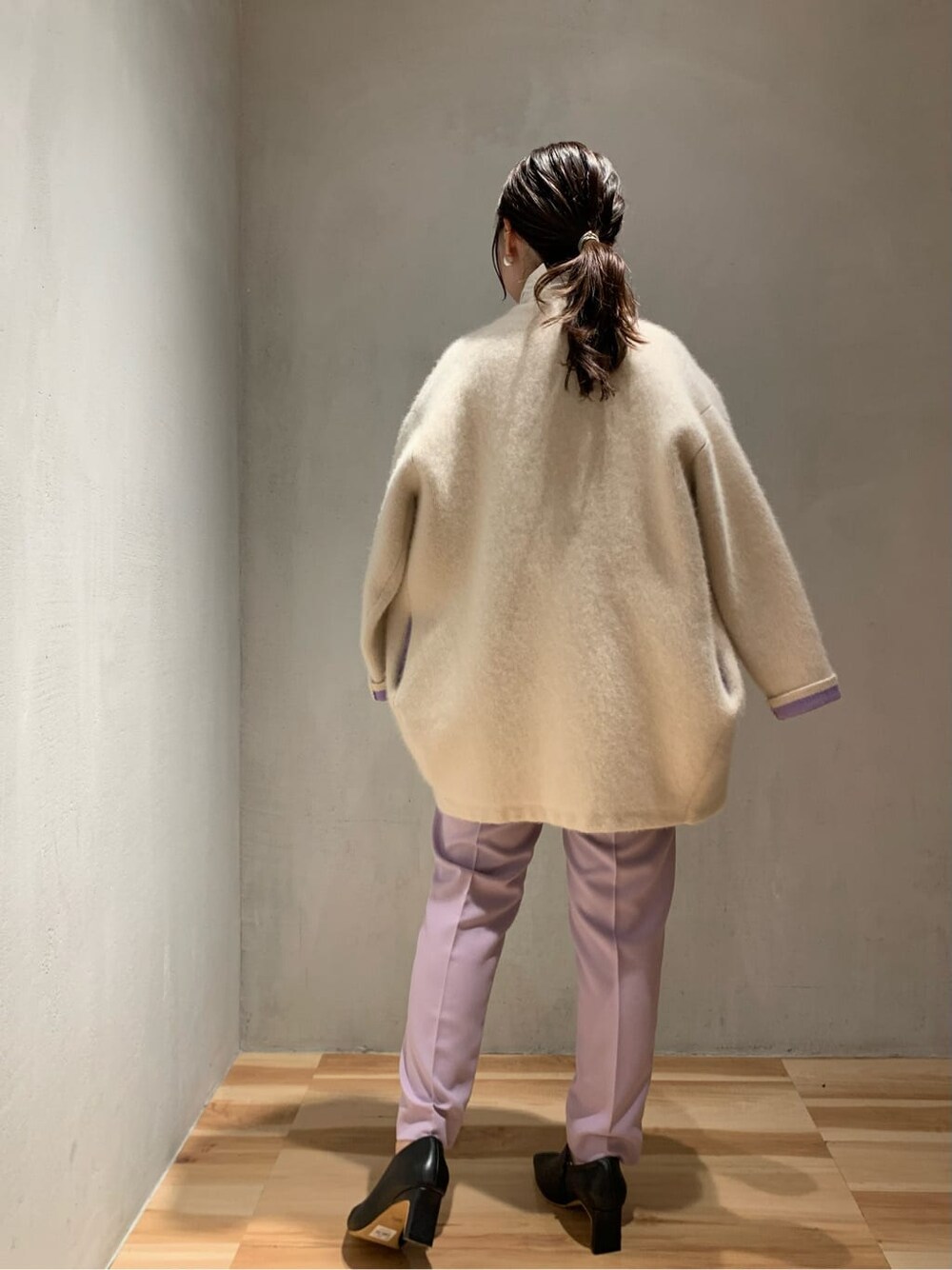 ブラック系のブーツ、ホワイト系のカーディガン/ボレロ、ホワイト系のシャツ/ブラウスを着用したレディースの秋コーディネートの2枚目の写真