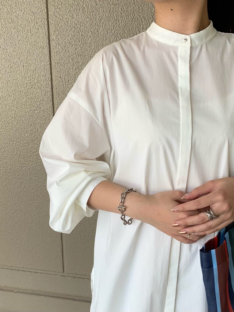 ホワイト系のシャツ/ブラウス、ベージュ系のスカートを着用したレディースの夏コーディネートの5枚目の写真