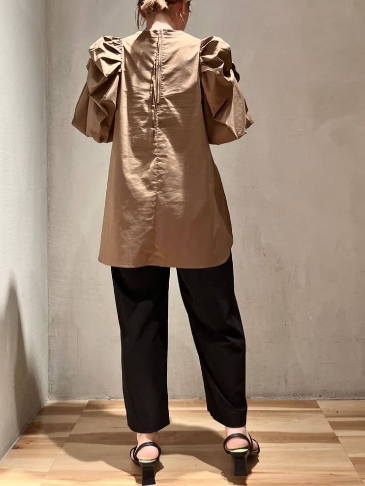 ブラック系のその他パンツ、ブラック系のサンダル、ブラウン系のシャツ/ブラウスを着用したレディースの夏コーディネートの2枚目の写真