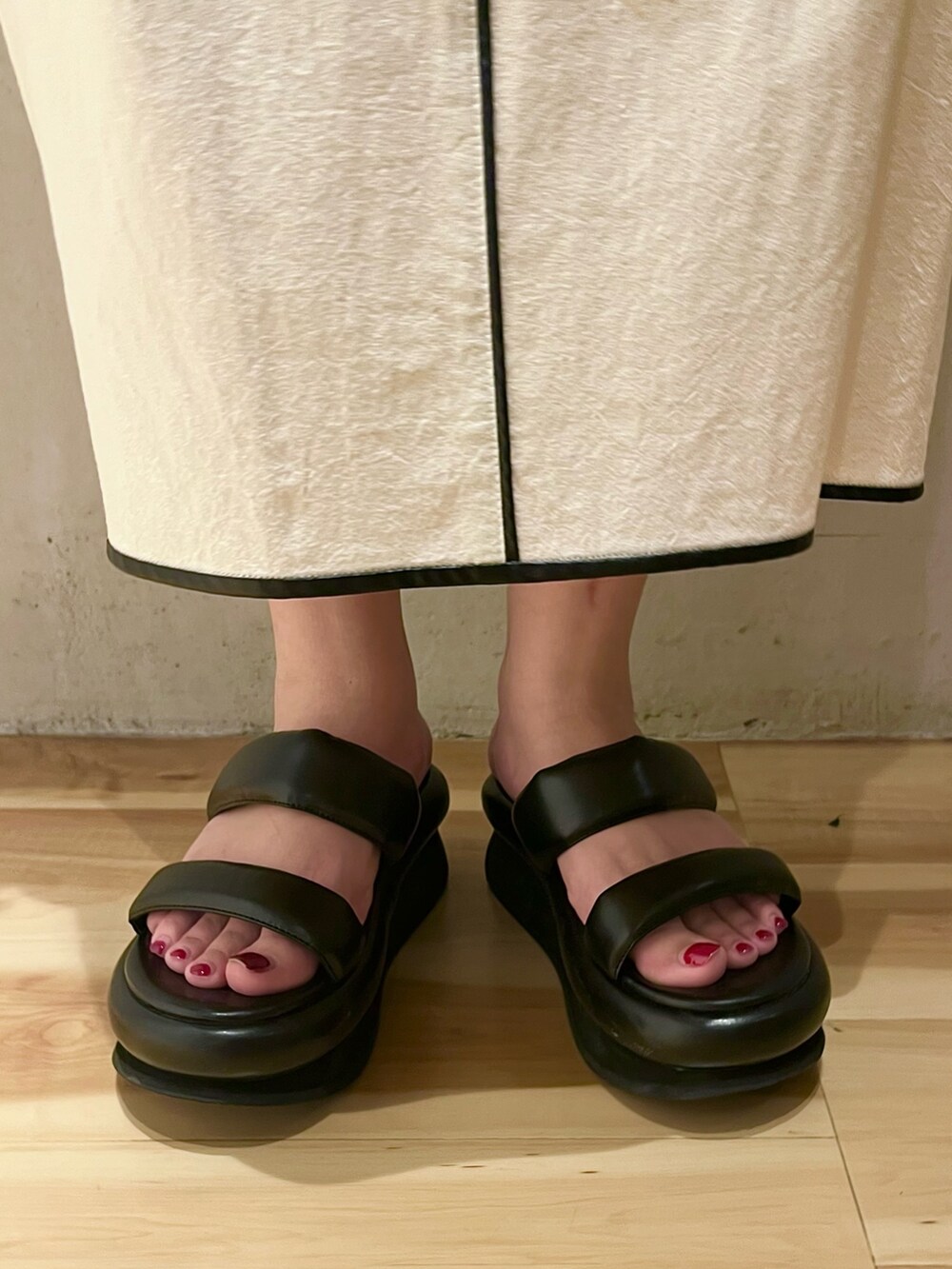 ブラック系のサンダル、ブラック系のブルゾン、ホワイト系のワンピースを着用したレディースの春コーディネートの10枚目の写真