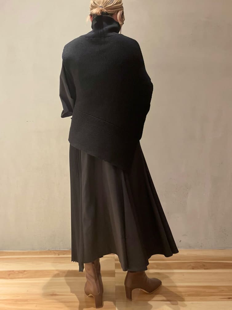 ブラウン系のブーツ、ベージュ系のショルダーバッグ、ブラック系のワンピースを着用したレディースの秋コーディネートの3枚目の写真