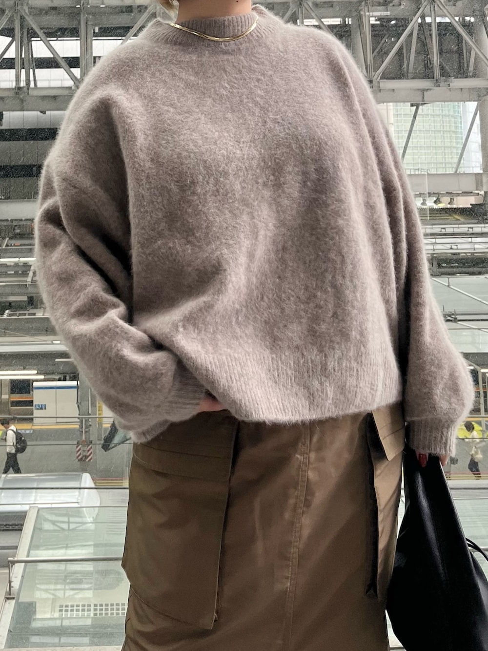 ベージュ系のニット/セーター、ブラウン系のスカートを着用したレディースの秋コーディネートの6枚目の写真