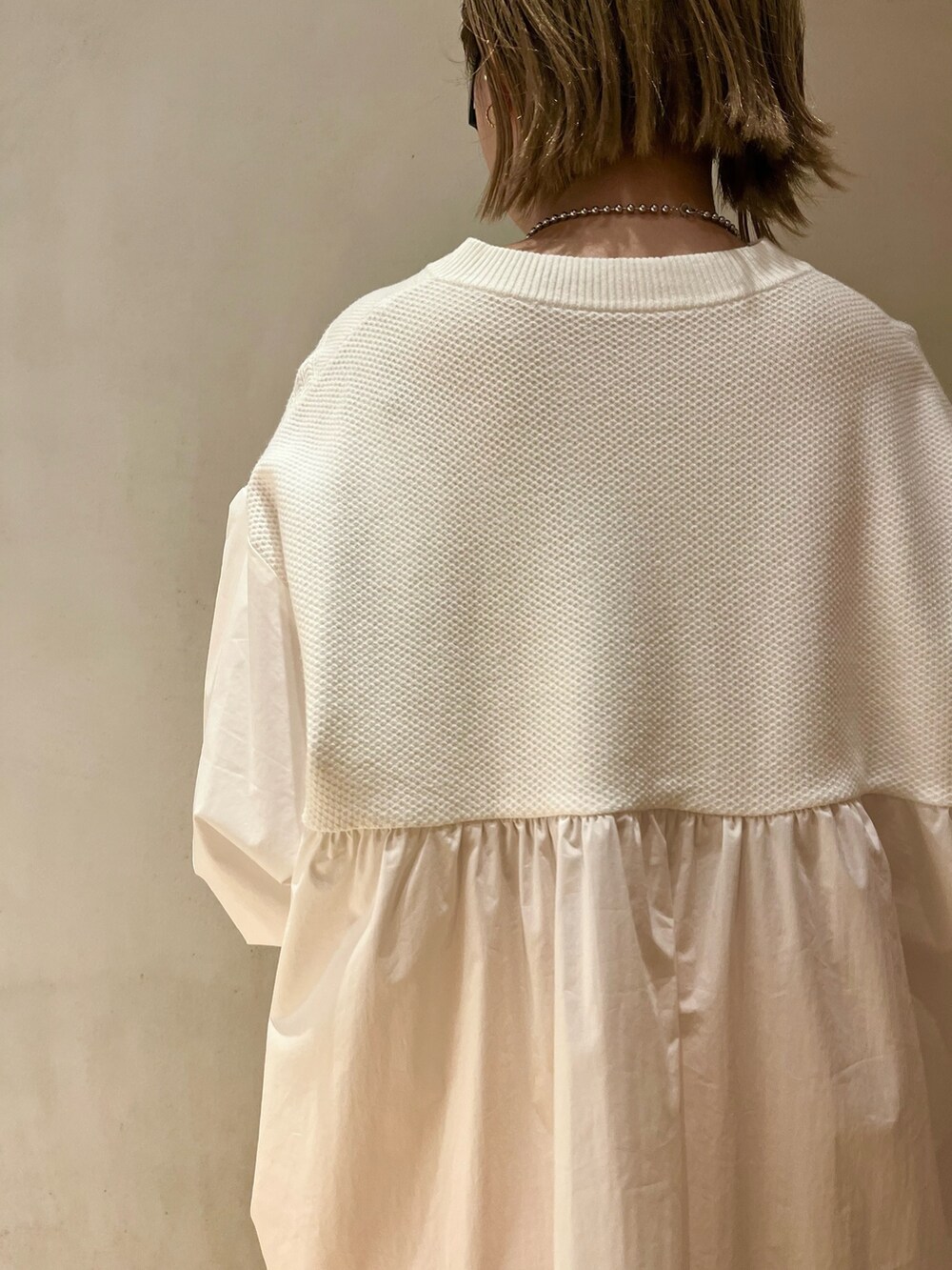 ホワイト系のシャツ/ブラウス、オレンジ系のその他パンツ、ホワイト系のサンダルを着用したレディースの冬コーディネートの6枚目の写真