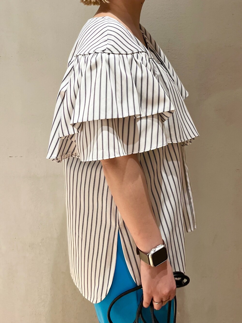 その他のシャツ/ブラウス、ブラック系のサンダル、ブルー系のその他パンツを着用したレディースの春コーディネートの5枚目の写真