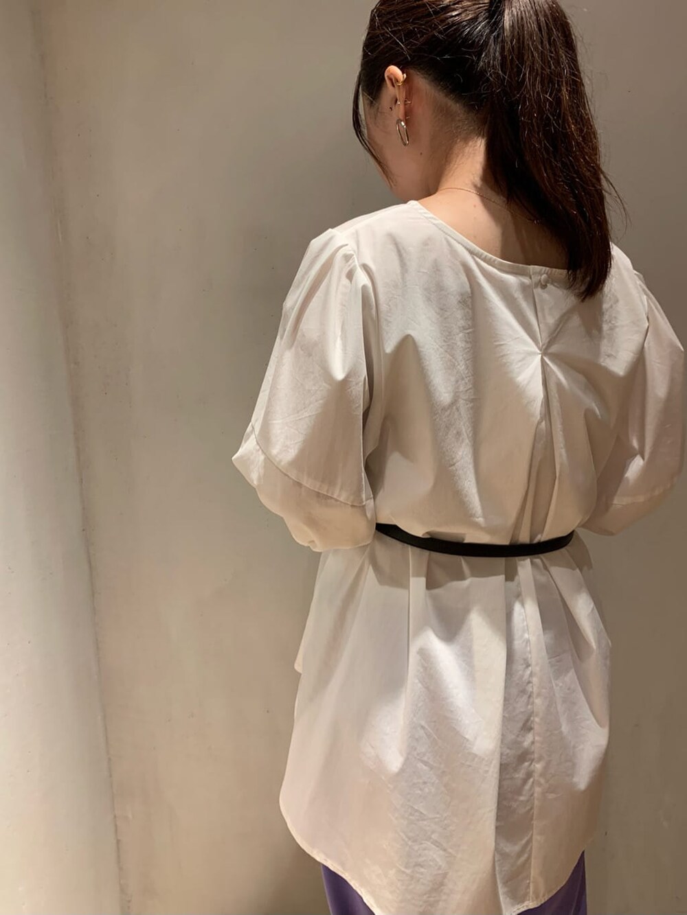 ホワイト系のサンダル、ホワイト系のシャツ/ブラウス、パープル系のスラックスを着用したレディースの夏コーディネートの4枚目の写真