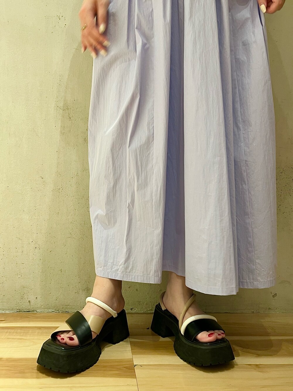 その他のサンダル、ブルー系のワンピースを着用したレディースの春コーディネートの8枚目の写真