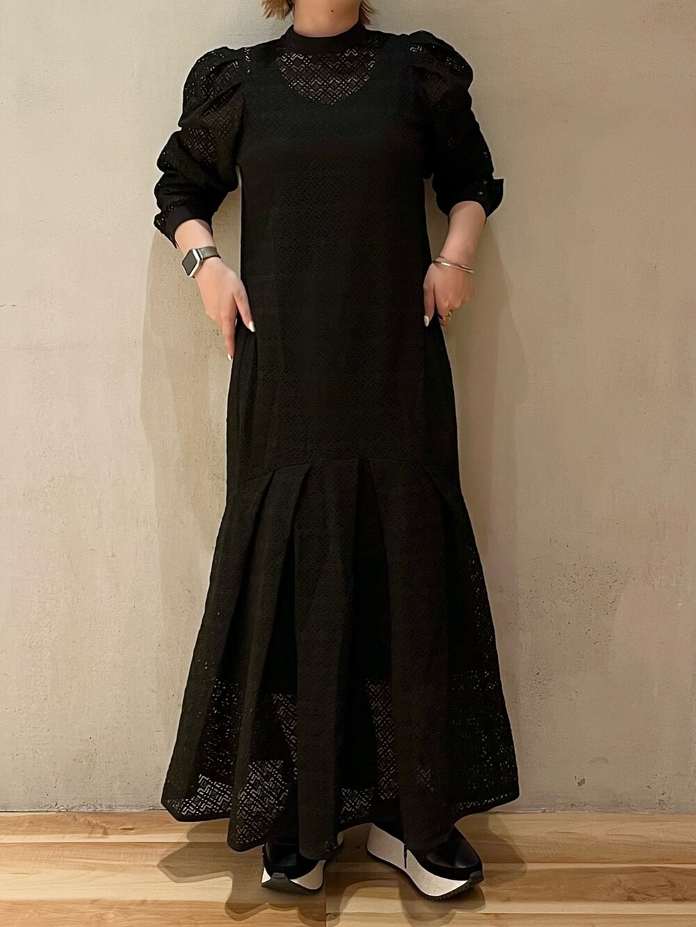 ベージュ系のブルゾン、ブラック系のスニーカー、ブラック系のワンピースを着用したレディースの春コーディネートの6枚目の写真