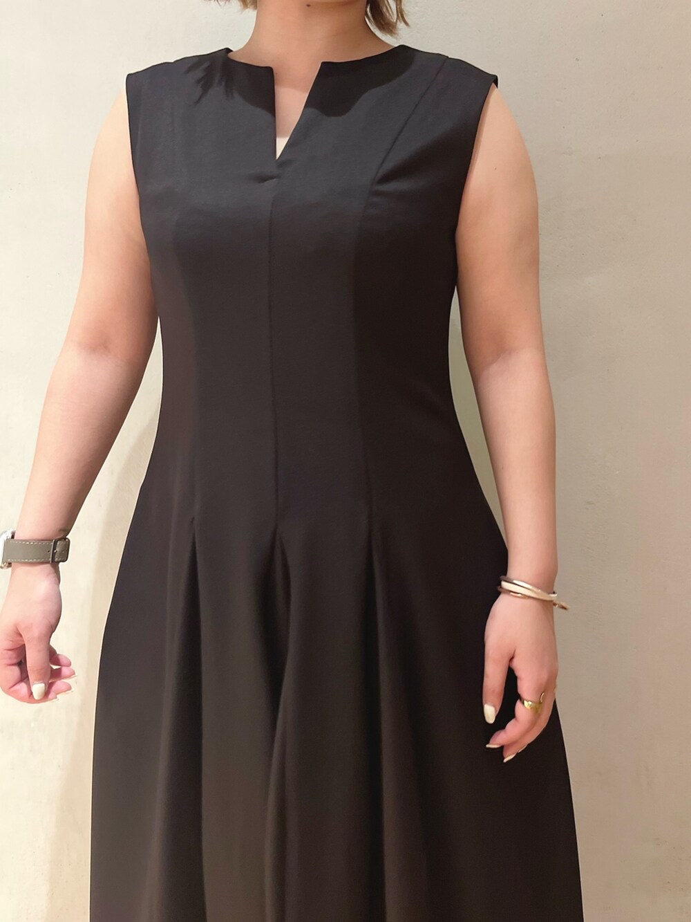 ブラック系のサンダル、ブラック系のワンピース、ブルー系のカーディガン/ボレロを着用したレディースの冬コーディネートの6枚目の写真