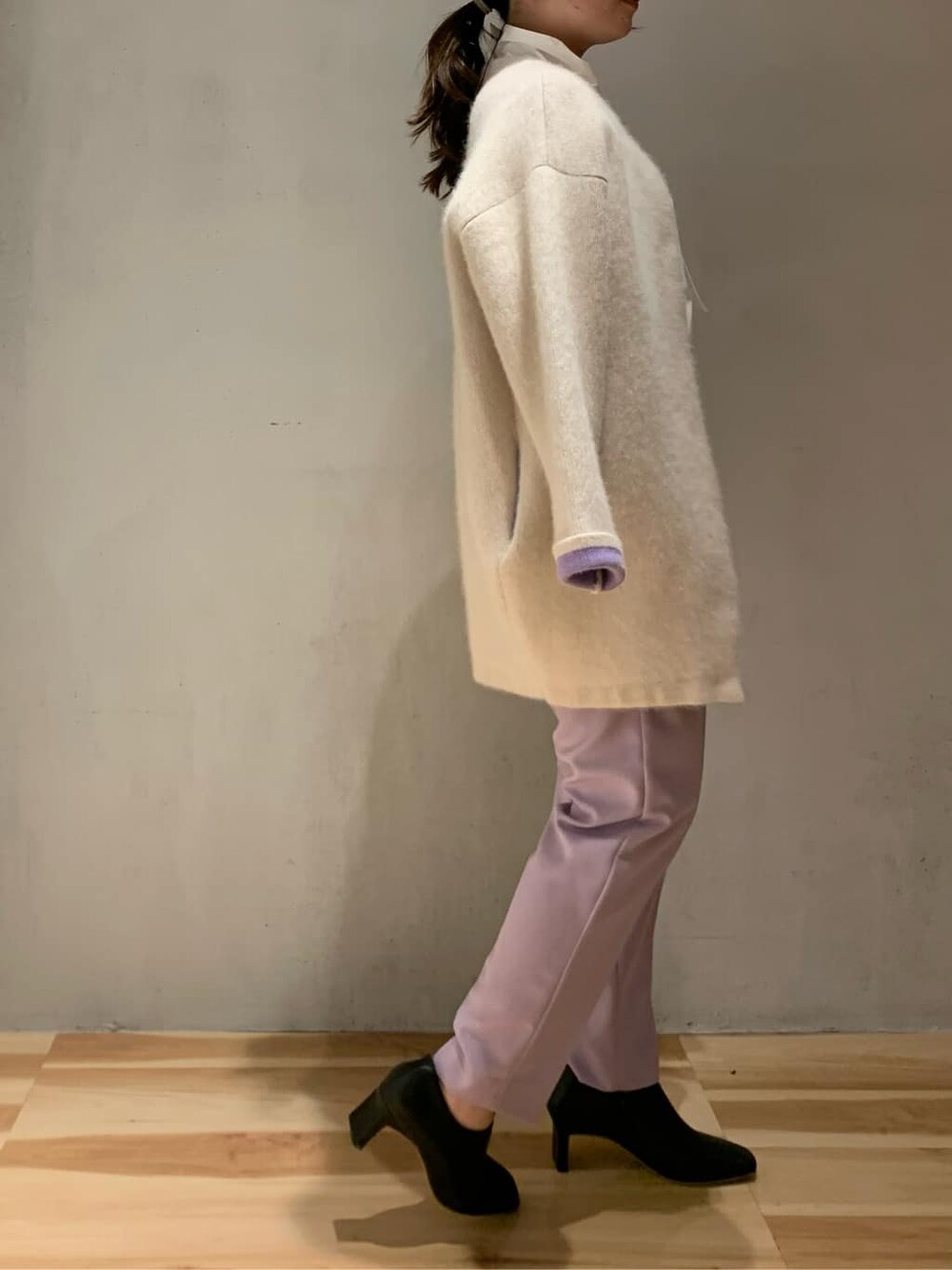 ブラック系のブーツ、ホワイト系のカーディガン/ボレロ、ホワイト系のシャツ/ブラウスを着用したレディースの秋コーディネートの3枚目の写真