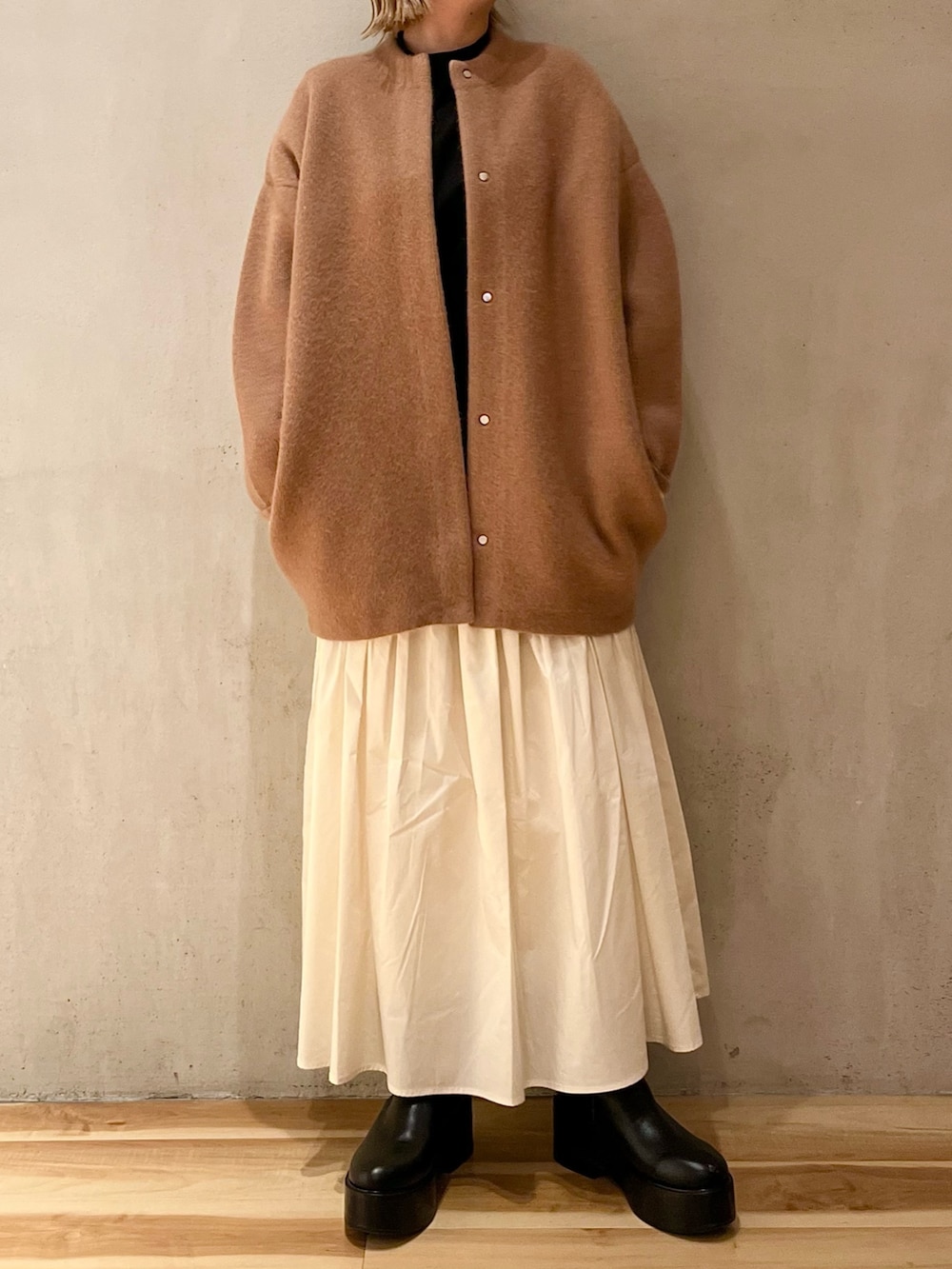 その他のワンピース、ブラック系のブーツ、ブラウン系のノーカラージャケットを着用したレディースの夏コーディネートの3枚目の写真