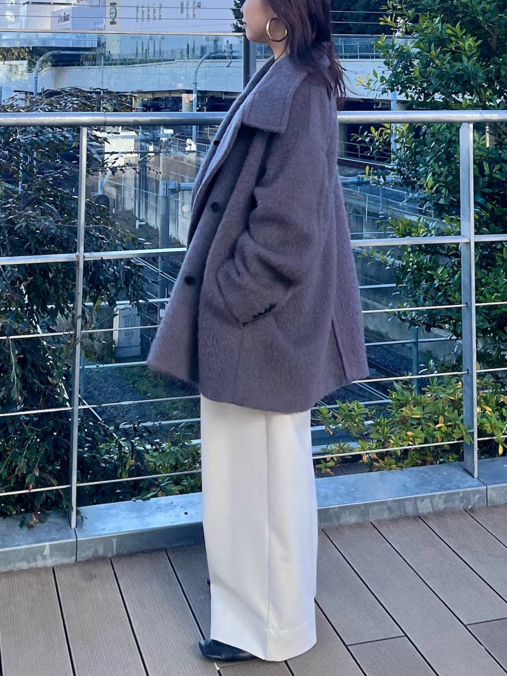 グレー系のその他アウター、ブラウン系のニット/セーター、ホワイト系のその他パンツを着用したレディースの冬コーディネートの2枚目の写真