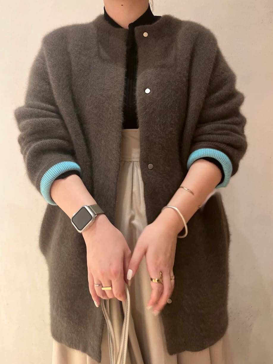 ベージュ系のジャンパースカート、ブラウン系のブーツ、ベージュ系のその他アウターを着用したレディースの秋コーディネートの6枚目の写真