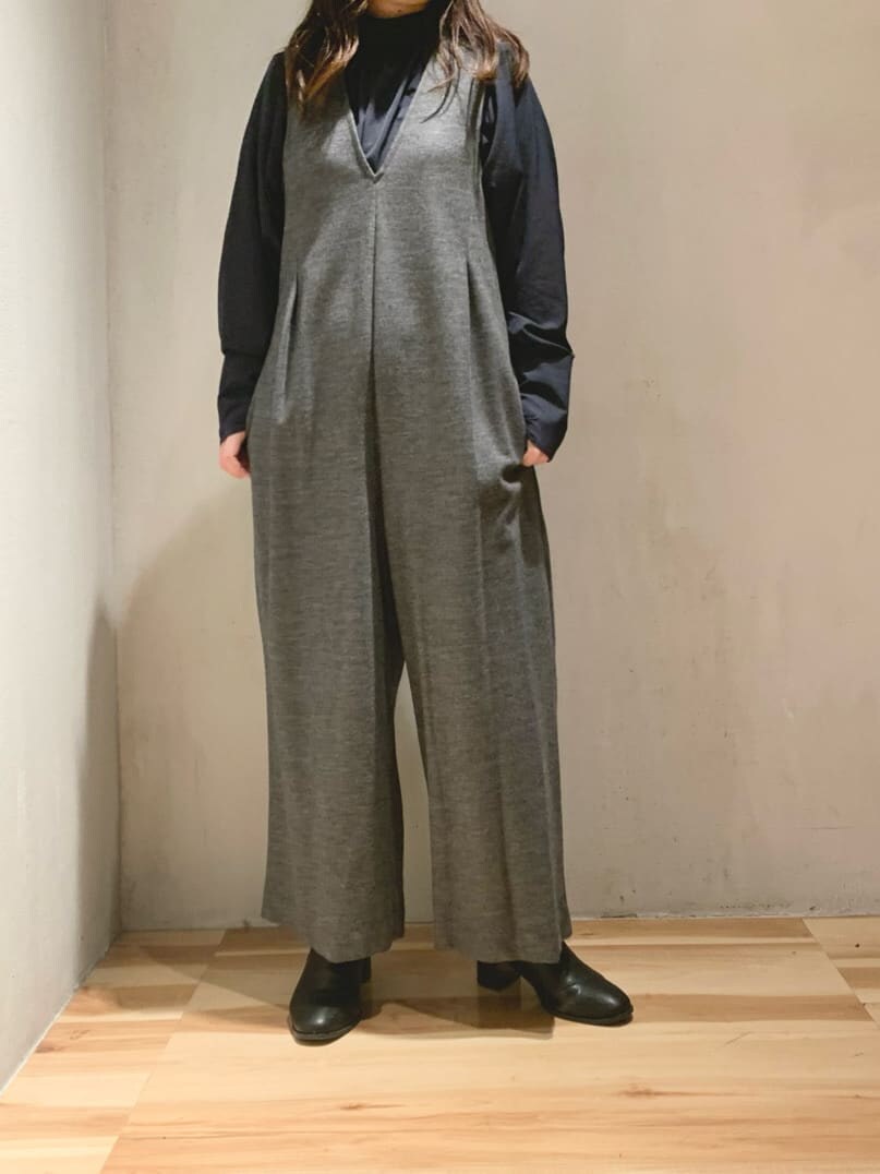 ブラック系のシャツ/ブラウス、グレー系のつなぎ/オールインワンを着用したレディースの冬コーディネートの2枚目の写真