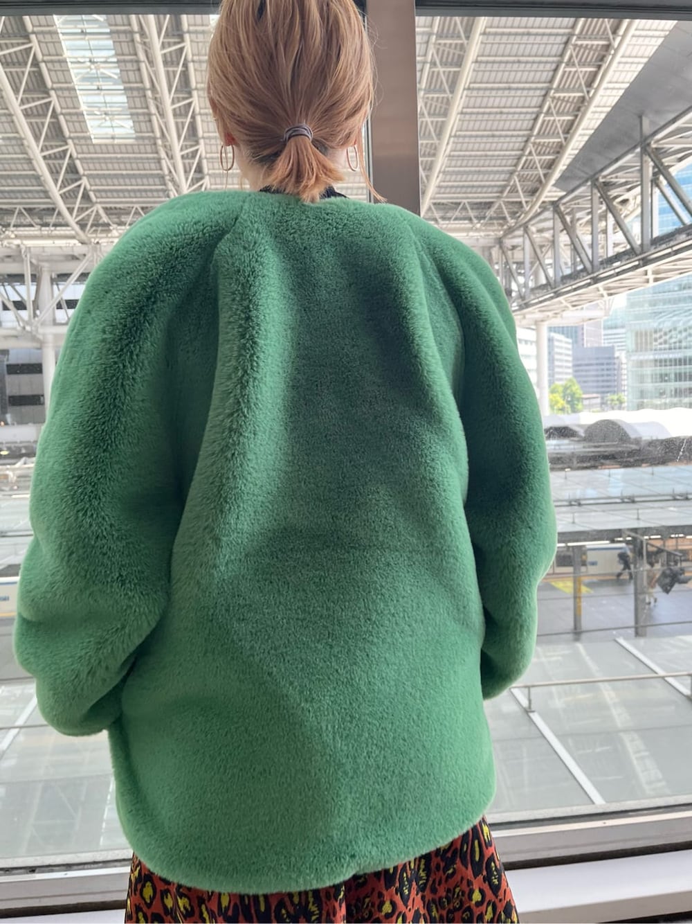 ブラック系のニット/セーター、ホワイト系のショルダーバッグ、グリーン系のノーカラーコートを着用したレディースの夏コーディネートの7枚目の写真