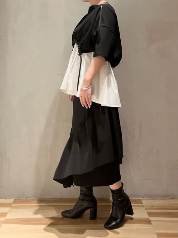 ブラック系のシャツ/ブラウス、ブラック系のスカートを着用したレディースの夏コーディネートの3枚目の写真