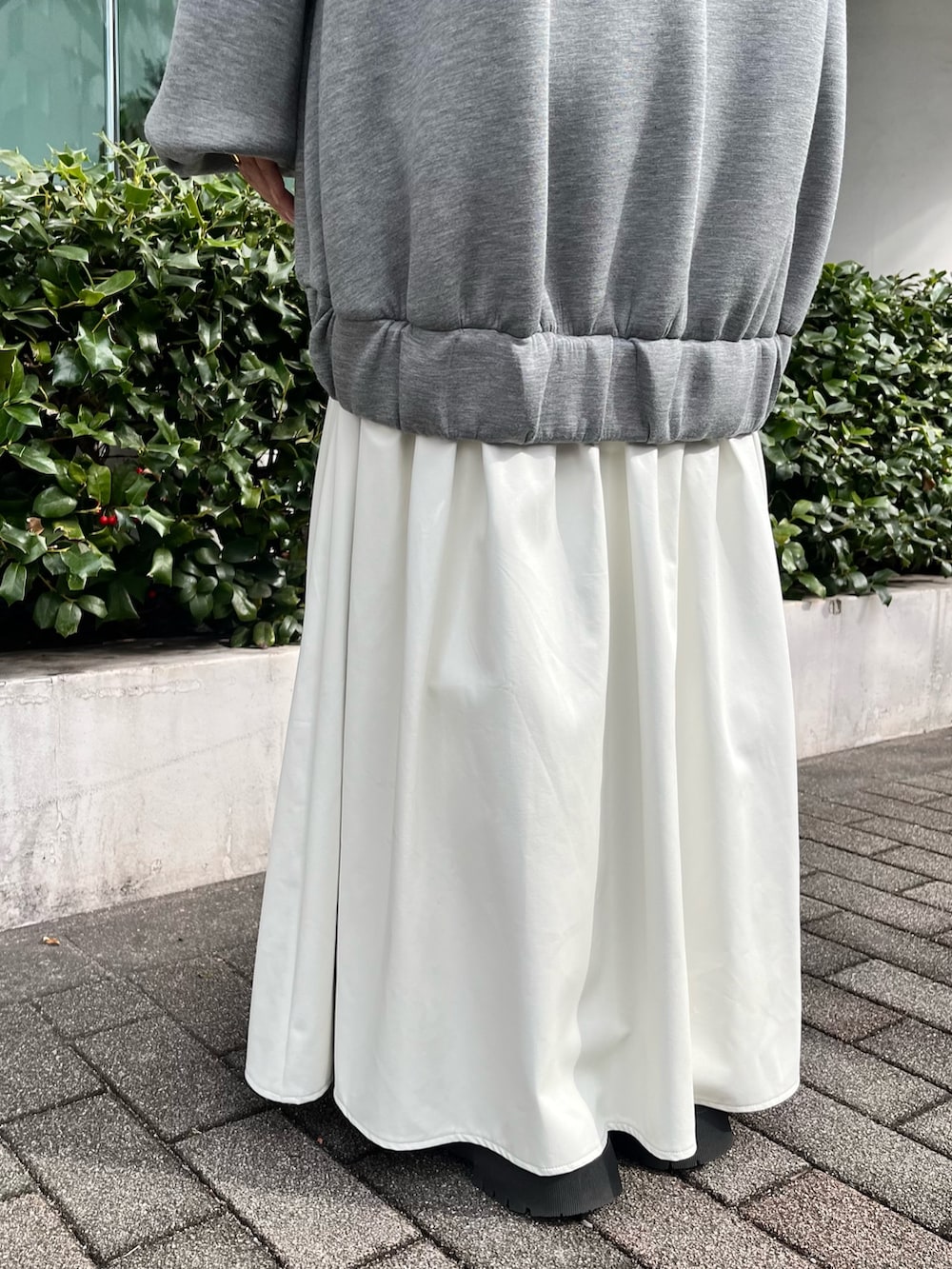 グレー系のワンピース、グリーン系のスマホケース/カバーを着用したレディースの冬コーディネートの6枚目の写真