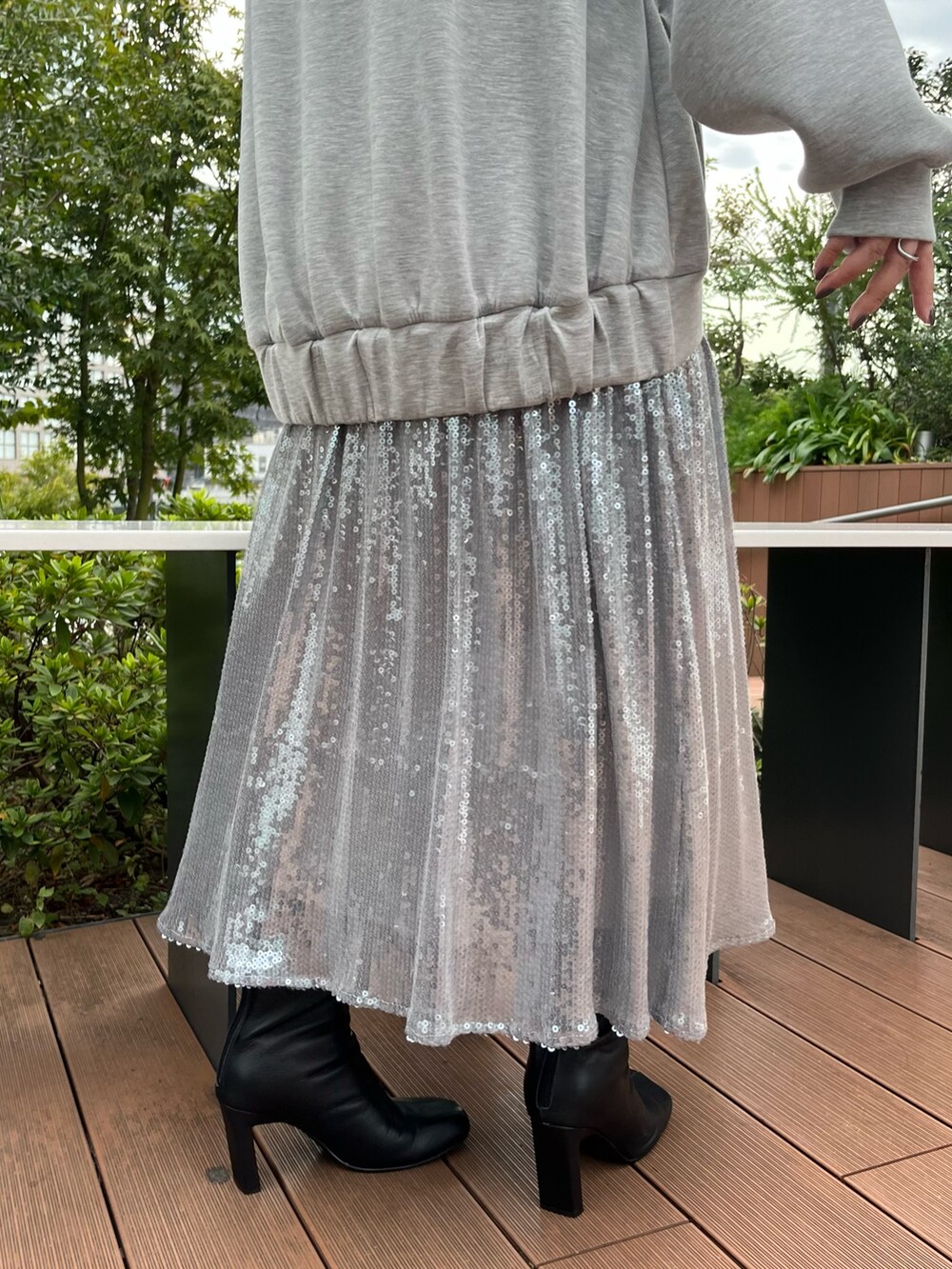 グレー系のワンピース、ブラック系のブーツを着用したレディースの秋コーディネートの8枚目の写真