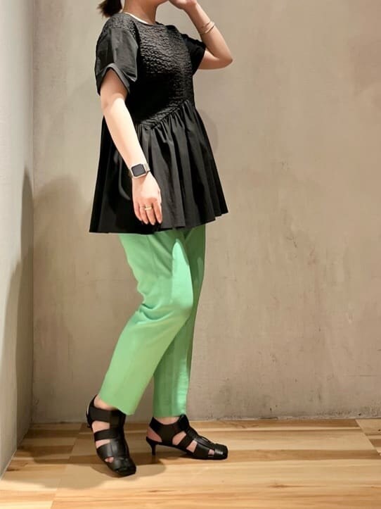 ブラック系のシャツ/ブラウス、グリーン系のその他パンツを着用したレディースの春コーディネートの2枚目の写真
