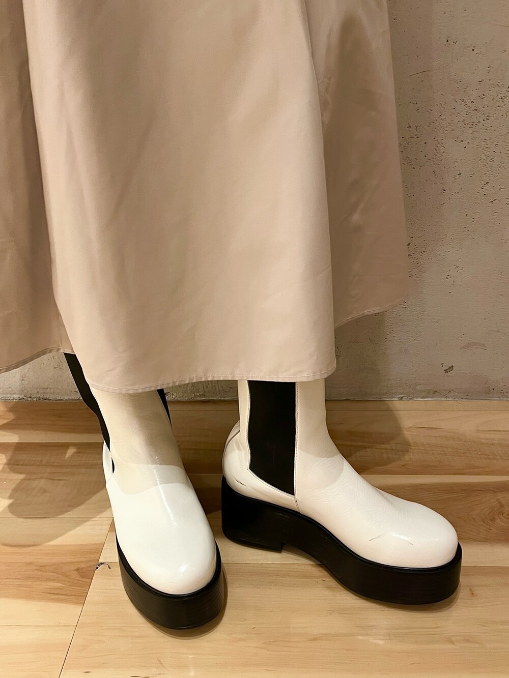 グレー系のワンピース、ホワイト系のブーツを着用したレディースの夏コーディネートの7枚目の写真