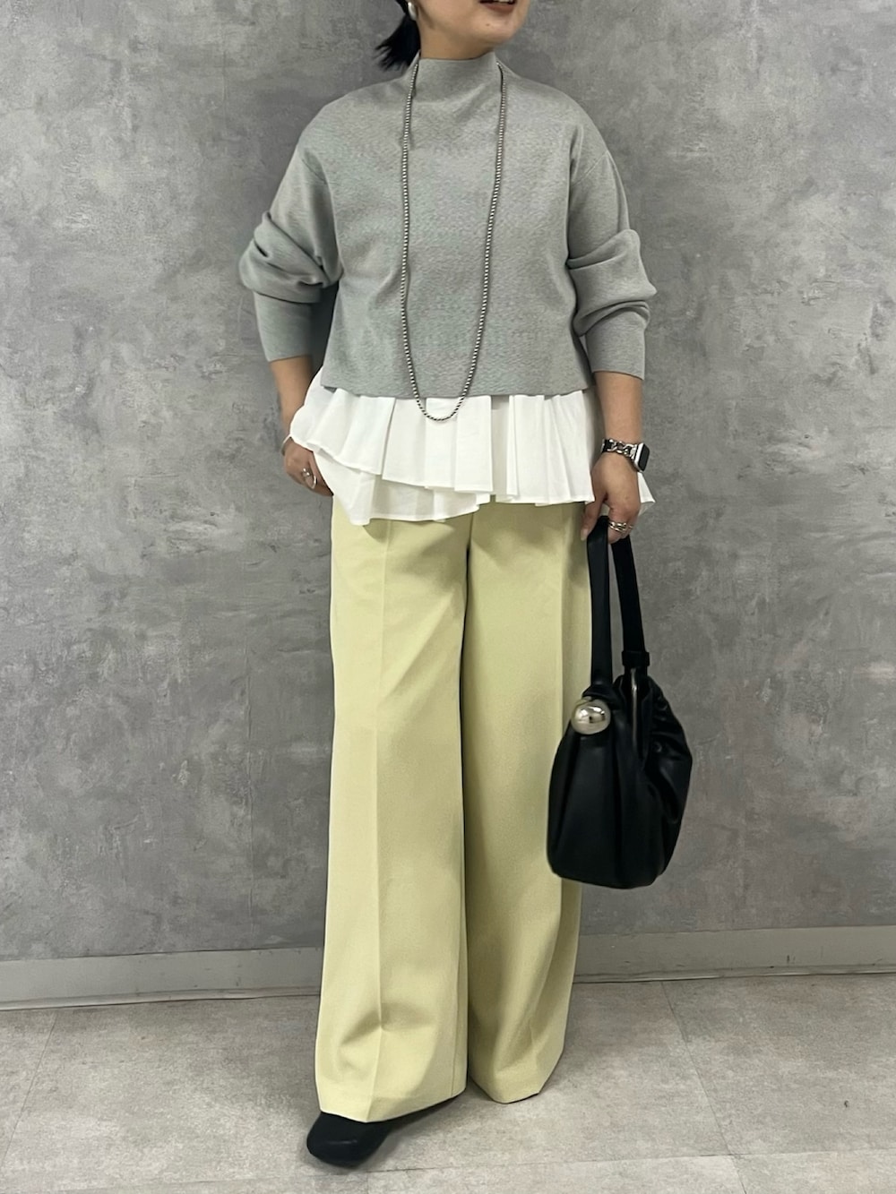 グレー系のノーカラージャケット、グレー系のニット/セーター、イエロー系のその他パンツを着用したレディースの秋コーディネートの7枚目の写真