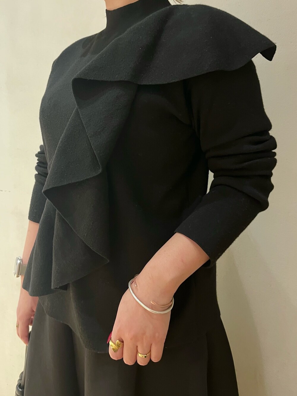 イエロー系のカーディガン/ボレロ、ブラック系のニット/セーター、ブラック系のスカートを着用したレディースの冬コーディネートの7枚目の写真