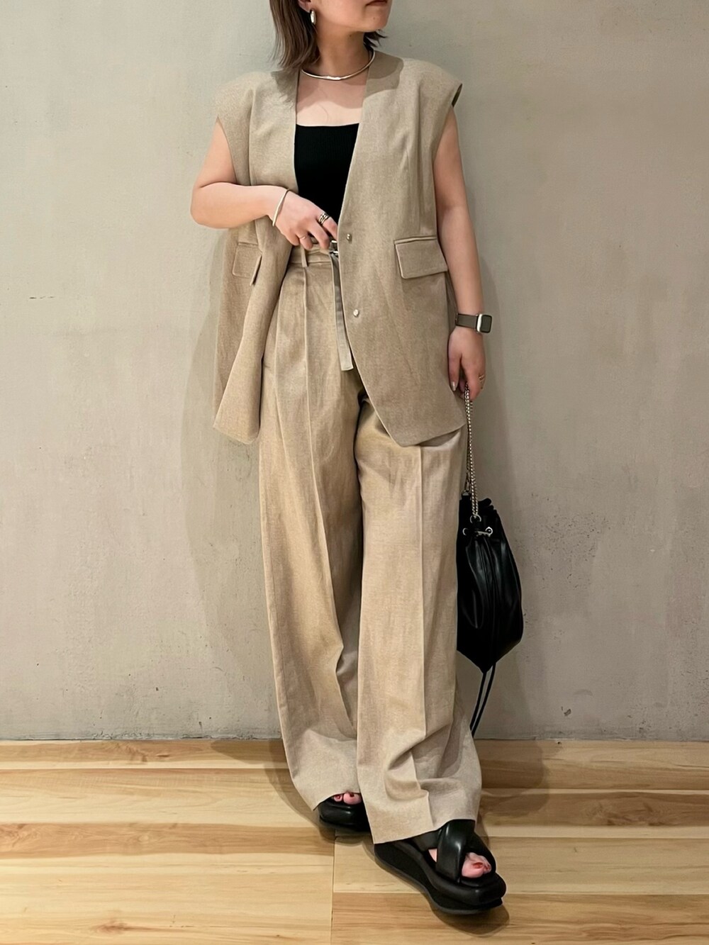 ベージュ系のテーラードジャケット、ベージュ系のその他パンツ、ブラック系のサンダルを着用したレディースの春コーディネートの5枚目の写真