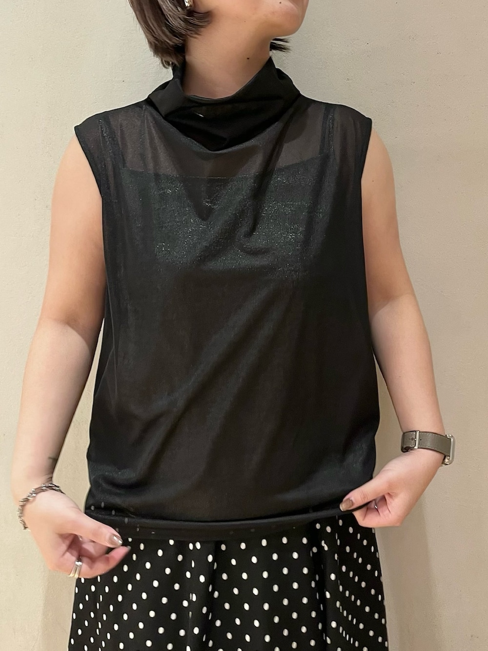 ブラック系のシャツ/ブラウス、その他のスカート、シルバー系のブーツを着用したレディースの春コーディネートの4枚目の写真