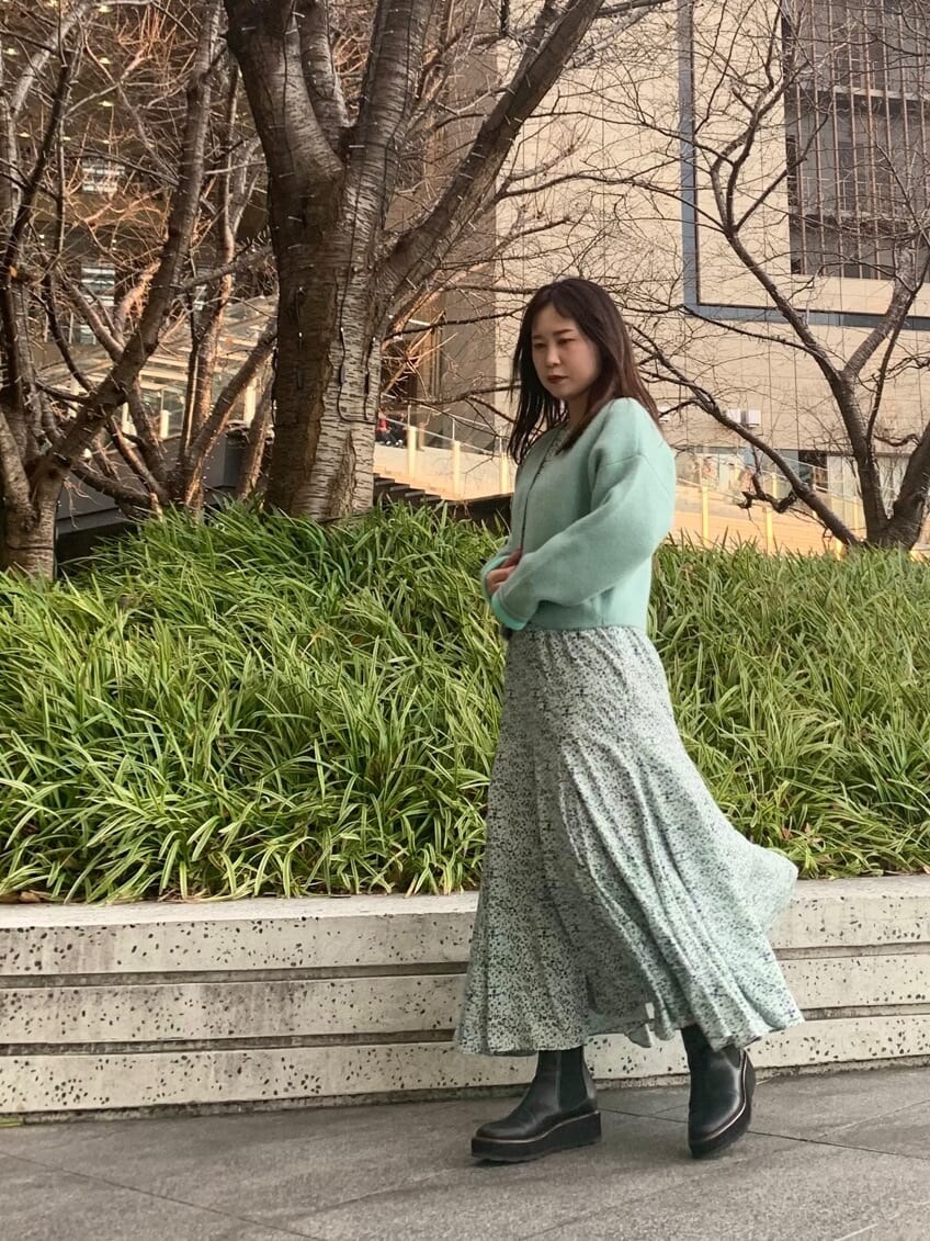 その他のワンピース、グリーン系のニット/セーターを着用したレディースの冬コーディネートの3枚目の写真