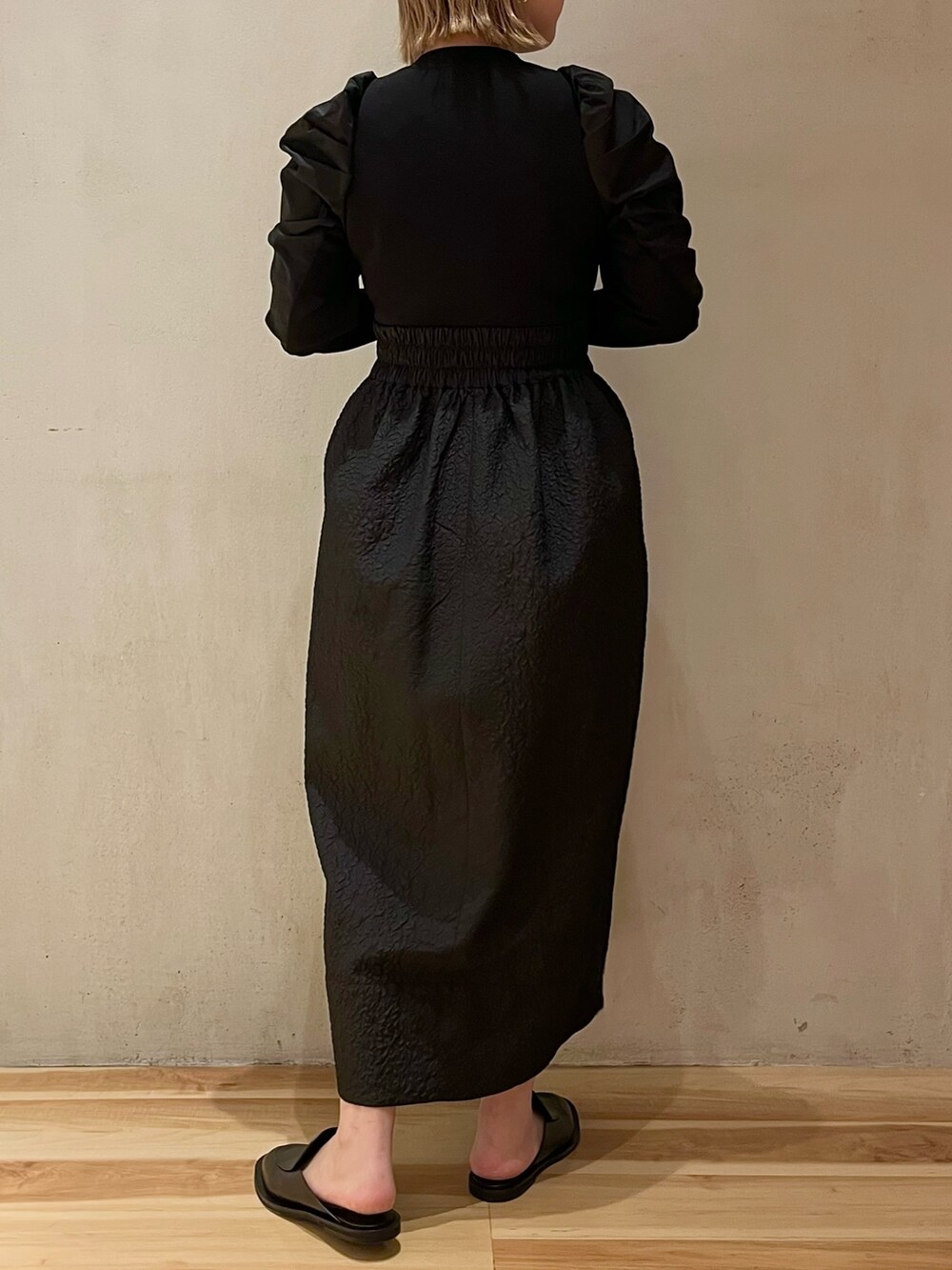 ブルー系のデニムジャケット、ブラック系のワンピースを着用したレディースの冬コーディネートの6枚目の写真