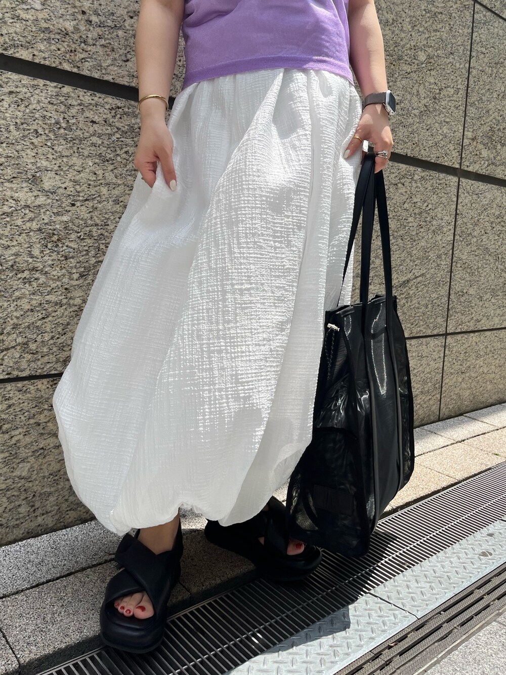 パープル系のタンクトップ、グレー系のワンピース、ブラック系のサンダルを着用したレディースの夏コーディネートの7枚目の写真