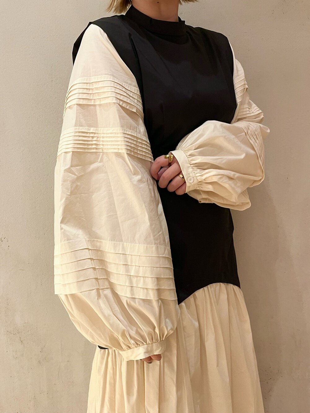 その他のワンピース、ブラック系のブーツを着用したレディースの春コーディネートの7枚目の写真