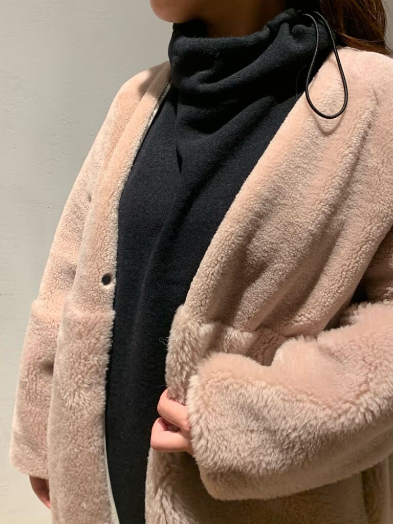 ベージュ系のその他アウター、ブラック系のワンピースを着用したレディースの秋コーディネートの3枚目の写真