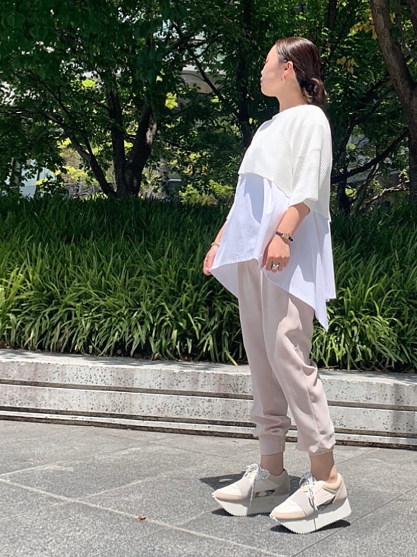 ブラウン系のその他パンツ、ホワイト系のTシャツ/カットソーを着用したレディースの夏コーディネートの4枚目の写真