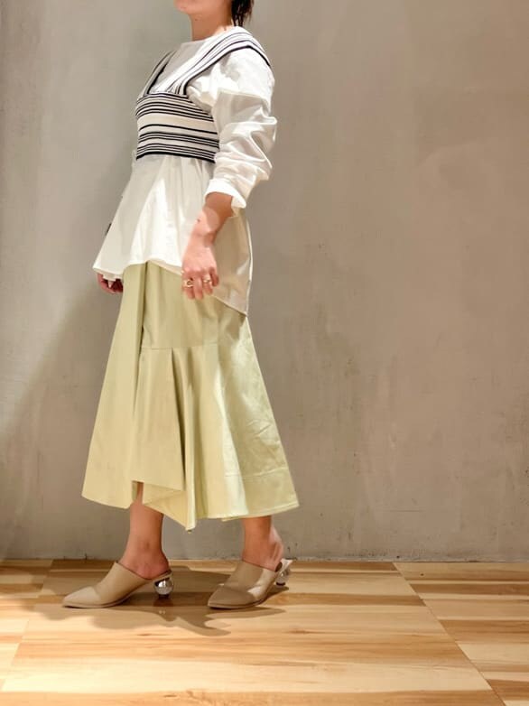 グリーン系のスカート、その他のニット/セーターを着用したレディースの冬コーディネートの3枚目の写真