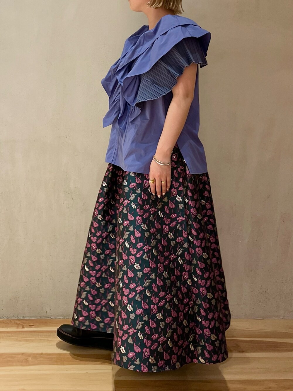 ブルー系のシャツ/ブラウス、グリーン系のスカートを着用したレディースの春コーディネートの2枚目の写真