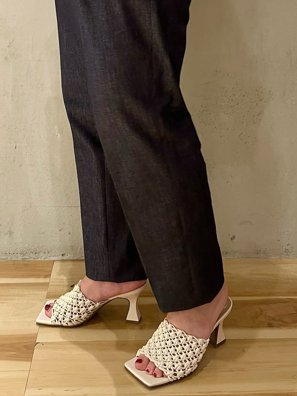 ホワイト系のサンダル、ホワイト系のTシャツ/カットソー、ブルー系のその他パンツを着用したレディースの春コーディネートの8枚目の写真