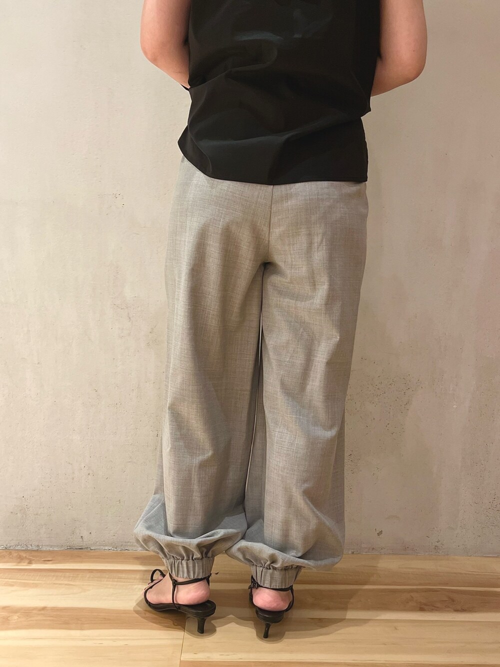 ブラック系のシャツ/ブラウス、グレー系のスラックス、ブラック系のショルダーバッグを着用したレディースの夏コーディネートの8枚目の写真