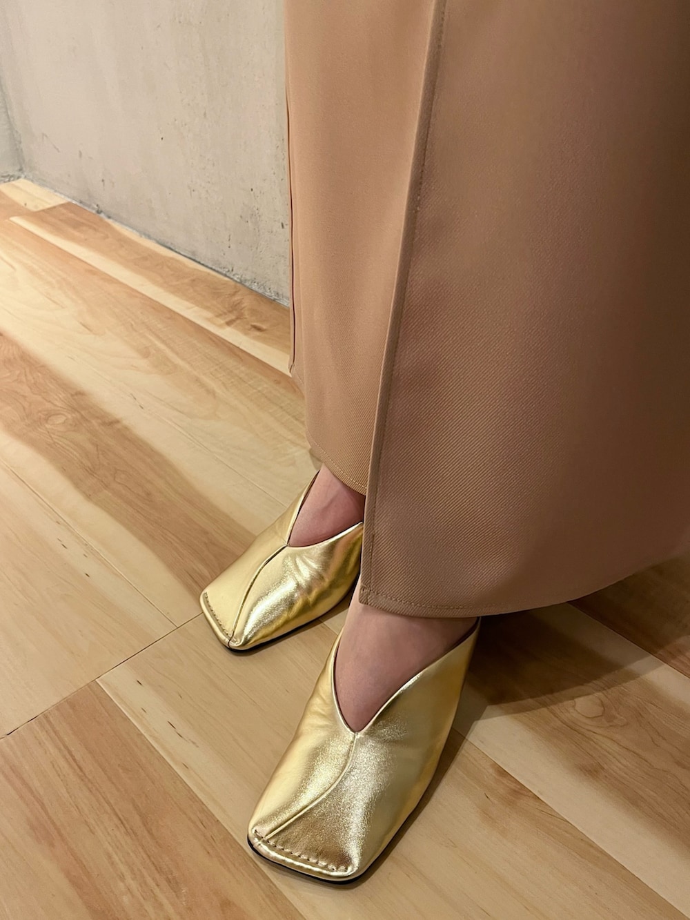 イエロー系のシャツ/ブラウス、ベージュ系のスカート、ゴールド系のパンプスを着用したレディースの春コーディネートの7枚目の写真