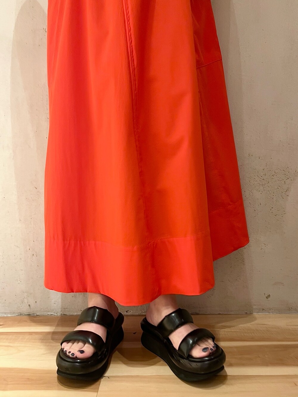 ホワイト系のカーディガン/ボレロ、ブラック系のサンダル、レッド系のワンピースを着用したレディースの夏コーディネートの7枚目の写真