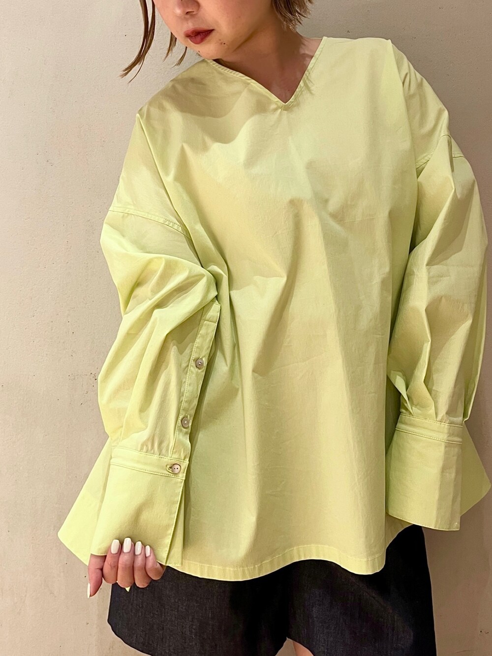 ブルー系のその他パンツ、ブラック系のサンダル、イエロー系のシャツ/ブラウスを着用したレディースの冬コーディネートの7枚目の写真