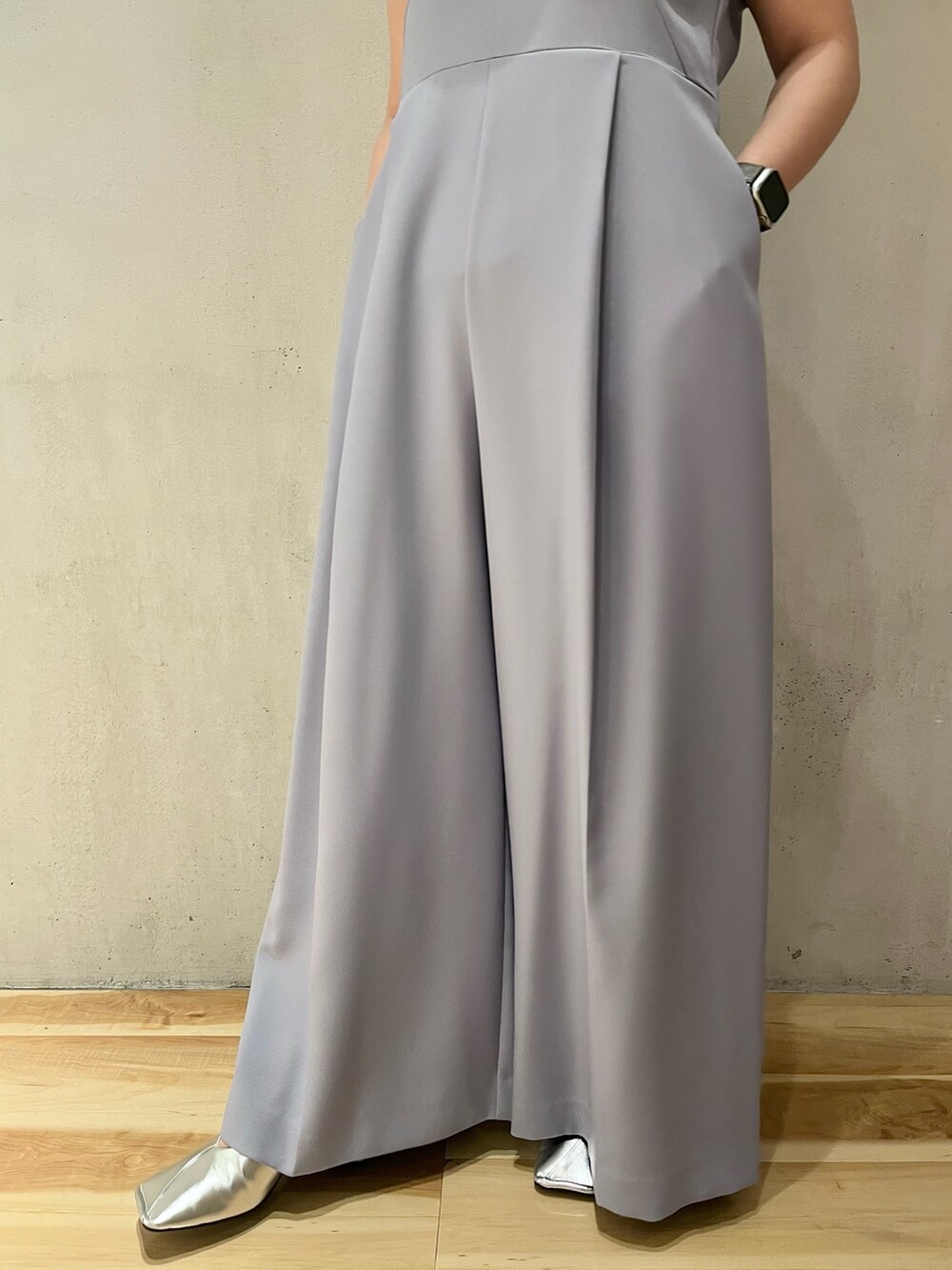 ブルー系のテーラードジャケット、ブルー系のつなぎ/オールインワン、シルバー系のパンプスを着用したレディースの冬コーディネートの8枚目の写真