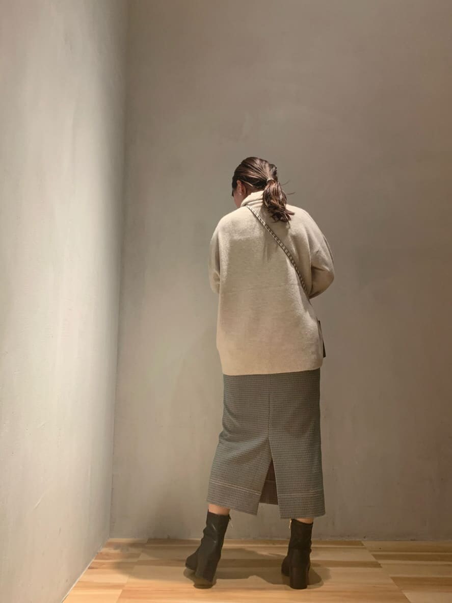 ブラウン系のショルダーバッグ、その他のスカート、ベージュ系のニット/セーターを着用したレディースの秋コーディネートの3枚目の写真