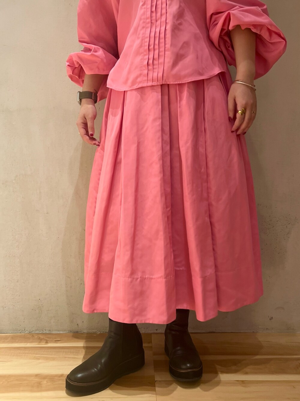 ブルー系のカーディガン/ボレロ、ピンク系のシャツ/ブラウス、ピンク系のスカートを着用したレディースの冬コーディネートの7枚目の写真