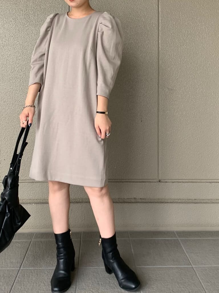 ベージュ系のワンピース、ブラック系のショルダーバッグを着用したレディースの秋コーディネートの3枚目の写真