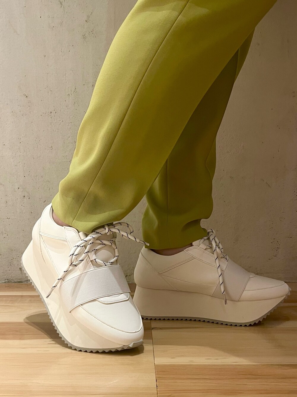 ブラック系のニット/セーター、グリーン系のその他パンツ、ホワイト系のスニーカーを着用したレディースの冬コーディネートの8枚目の写真