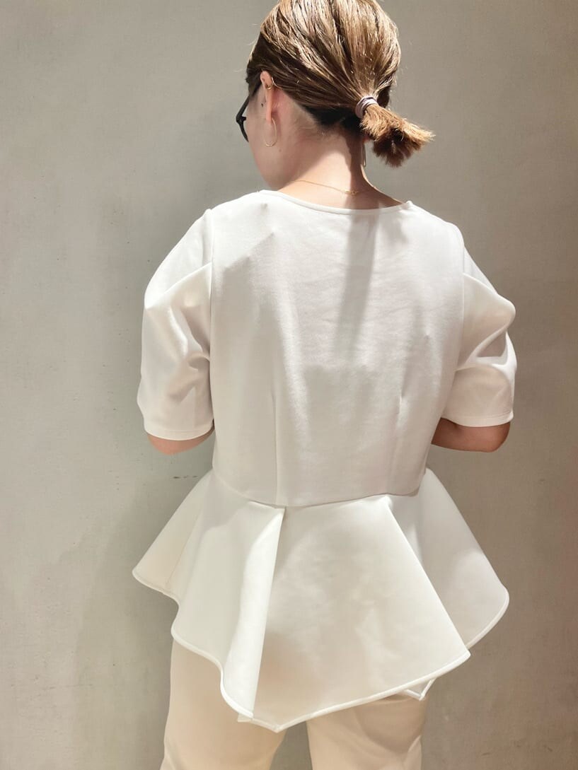 ホワイト系のTシャツ/カットソー、ブラウン系のその他パンツ、パープル系のサンダルを着用したレディースの春コーディネートの4枚目の写真